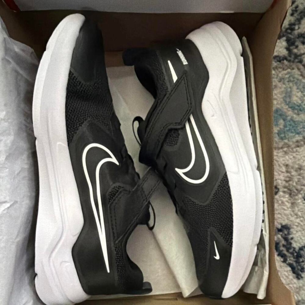 Nike black cosmic runner trainers